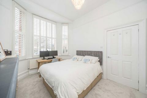 2 bedroom flat for sale, Crown Road, St Margarets TW1