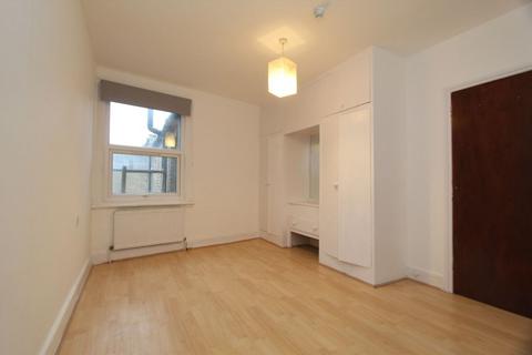 4 bedroom flat to rent, Stanley Road, Teddington TW11