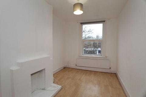 4 bedroom flat to rent, Stanley Road, Teddington TW11