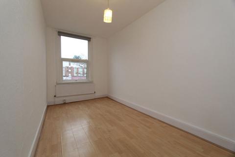 4 bedroom flat to rent, Stanley Road, Teddington TW11