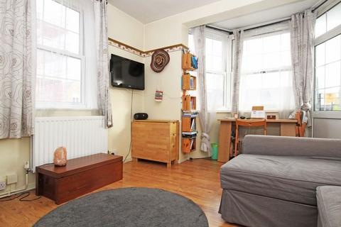 Studio to rent - Becklow Gardens, London W12