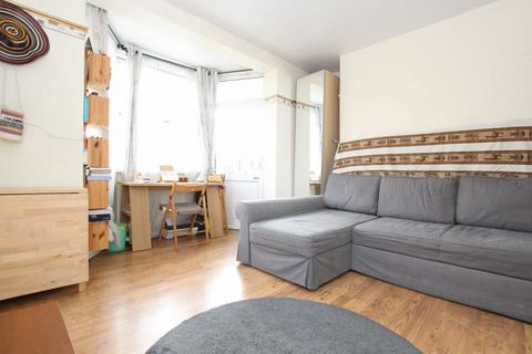 Studio to rent, Becklow Gardens, London W12