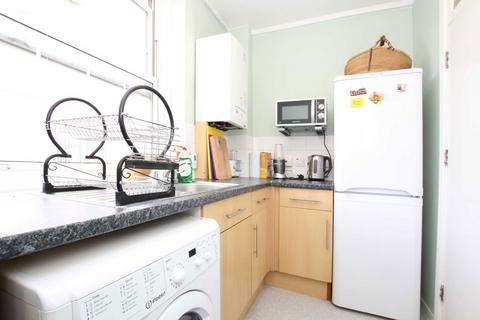 Studio to rent, Becklow Gardens, London W12