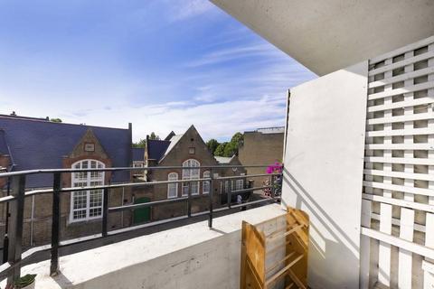 Studio to rent, Becklow Gardens, London W12