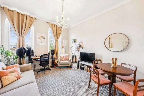 2 bedroom flat for sale, Shooters Hill Road, London SE18