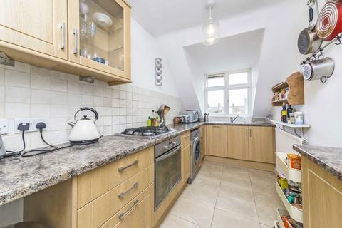 2 bedroom flat to rent, Lessar Avenue, London SW4