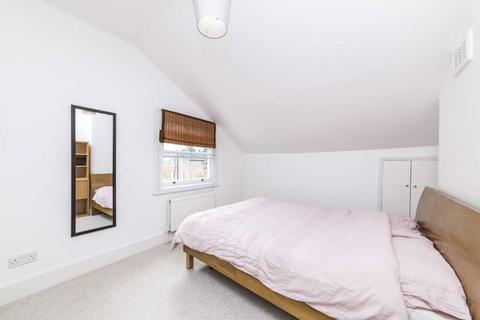 2 bedroom flat to rent, Lessar Avenue, London SW4