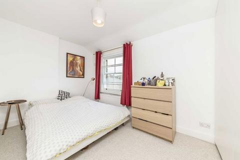 2 bedroom flat to rent, Lessar Avenue, London SW4