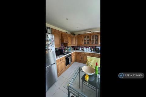 3 bedroom flat to rent, Queensborough Court, London, N3