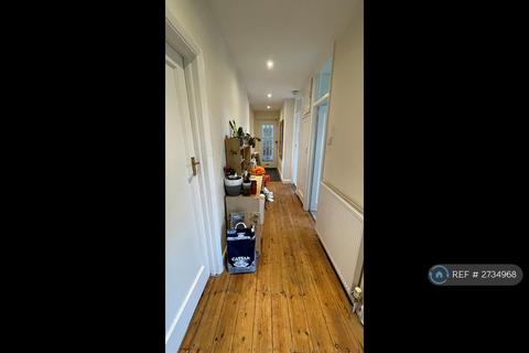 3 bedroom flat to rent, Queensborough Court, London, N3