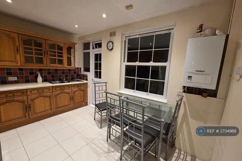 3 bedroom flat to rent, Queensborough Court, London, N3