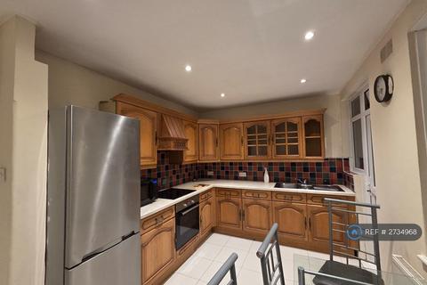 3 bedroom flat to rent, Queensborough Court, London, N3