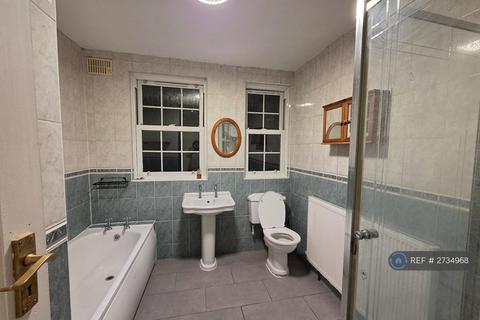 3 bedroom flat to rent, Queensborough Court, London, N3