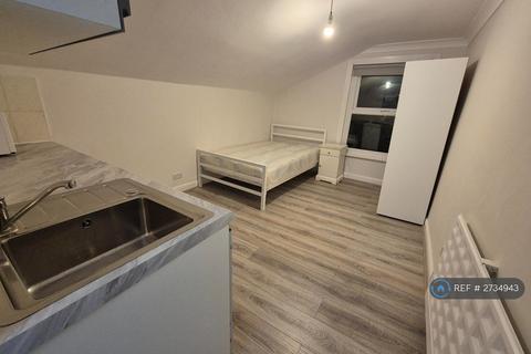 Studio to rent, Sach Road, London, E5