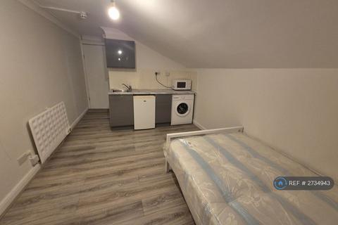 Studio to rent, Sach Road, London, E5