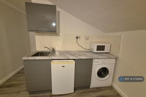 Studio to rent, Sach Road, London, E5