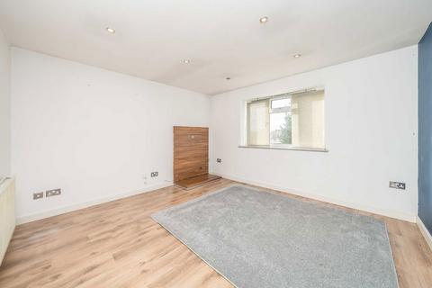 2 bedroom flat to rent, Egerton Road, Twickenham TW2