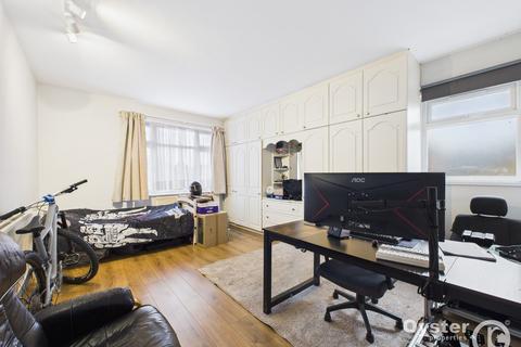 4 bedroom end of terrace house for sale, Raleigh Drive, London, N20