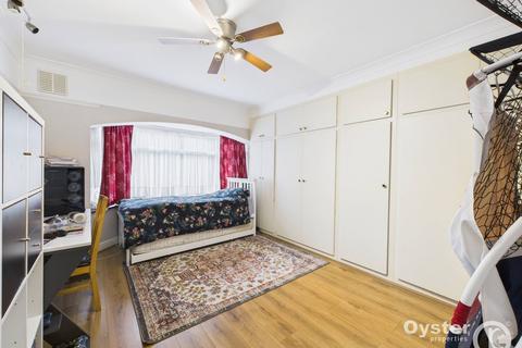 4 bedroom end of terrace house for sale, Raleigh Drive, London, N20