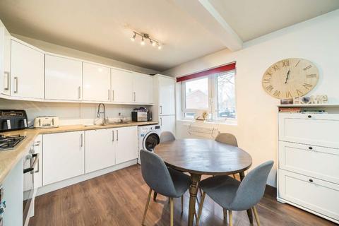 2 bedroom flat to rent, Deeside Road, London SW17