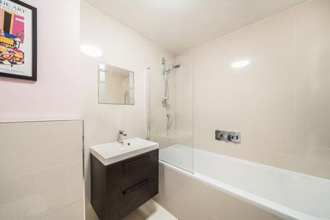 2 bedroom flat to rent, Deeside Road, London SW17