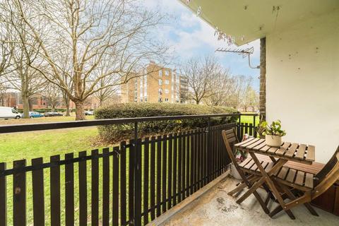 2 bedroom flat to rent, Deeside Road, London SW17
