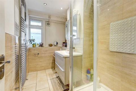 2 bedroom flat to rent, Gosling Way, London SW9