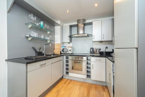 2 bedroom flat for sale, Southgate Road, London N1