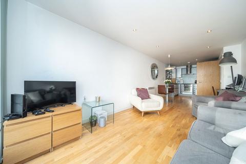 2 bedroom flat for sale, Southgate Road, London N1