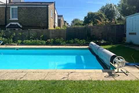 2 bedroom flat for sale, Underhill Road, London SE22