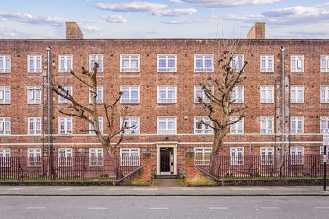 3 bedroom flat to rent, Hazelhurst Road, London SW17
