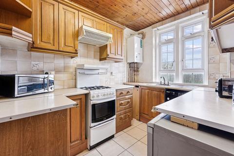 3 bedroom flat to rent, Hazelhurst Road, London SW17