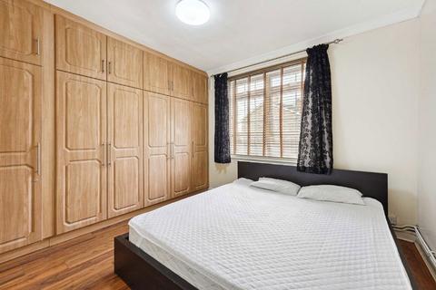 3 bedroom flat to rent, Hazelhurst Road, London SW17