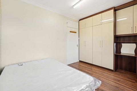 3 bedroom flat to rent, Hazelhurst Road, London SW17