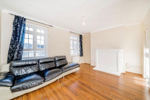 3 bedroom flat to rent, Hazelhurst Road, London SW17