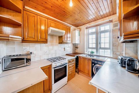 3 bedroom flat to rent, Hazelhurst Road, London SW17