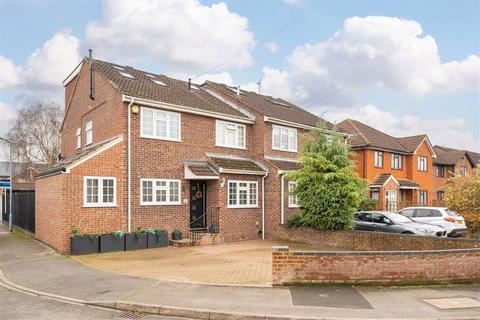 5 bedroom semi-detached house for sale - Gloucester Drive, Staines-Upon-Thames TW18