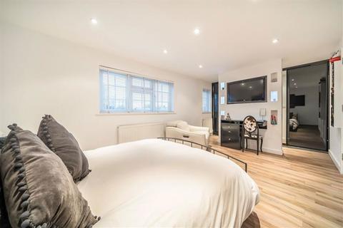5 bedroom semi-detached house for sale, Gloucester Drive, Staines-Upon-Thames TW18