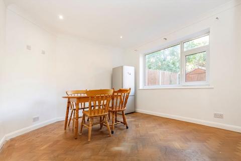 3 bedroom semi-detached house to rent, Elm Road, Chessington KT9