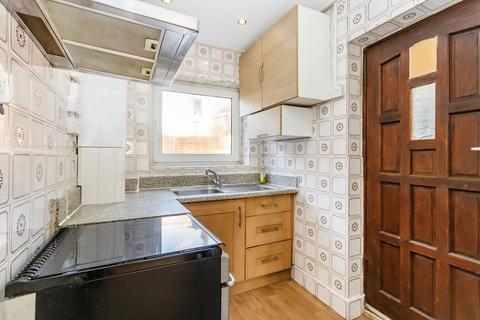 3 bedroom semi-detached house to rent, Elm Road, Chessington KT9