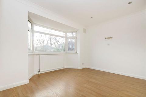 3 bedroom semi-detached house to rent, Elm Road, Chessington KT9