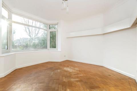 3 bedroom semi-detached house to rent, Elm Road, Chessington KT9