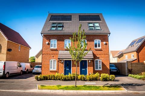 3 bedroom terraced house to rent, Shrewsbury Close, Middleton, M24
