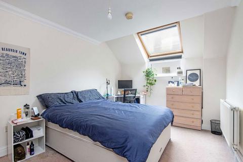 2 bedroom flat to rent, St. Mark Street, London E1