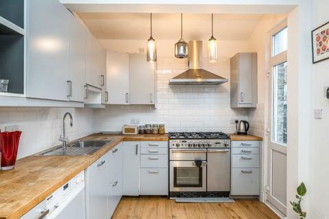3 bedroom flat to rent, Doverfield Road, London SW2