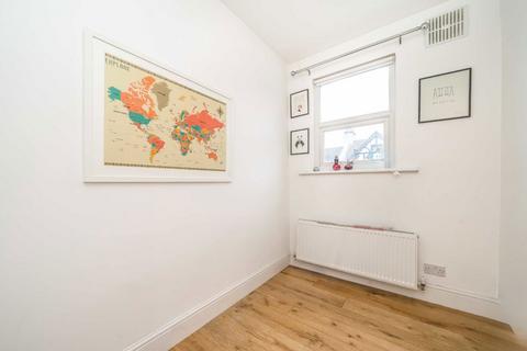 3 bedroom flat to rent, Doverfield Road, London SW2