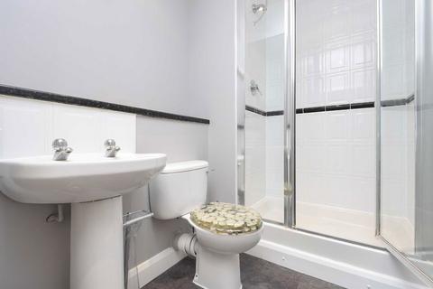2 bedroom flat to rent, London Road, London SW16