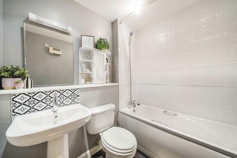 2 bedroom flat to rent, London Road, London SW16