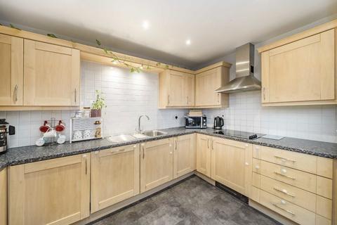 2 bedroom flat to rent, London Road, London SW16