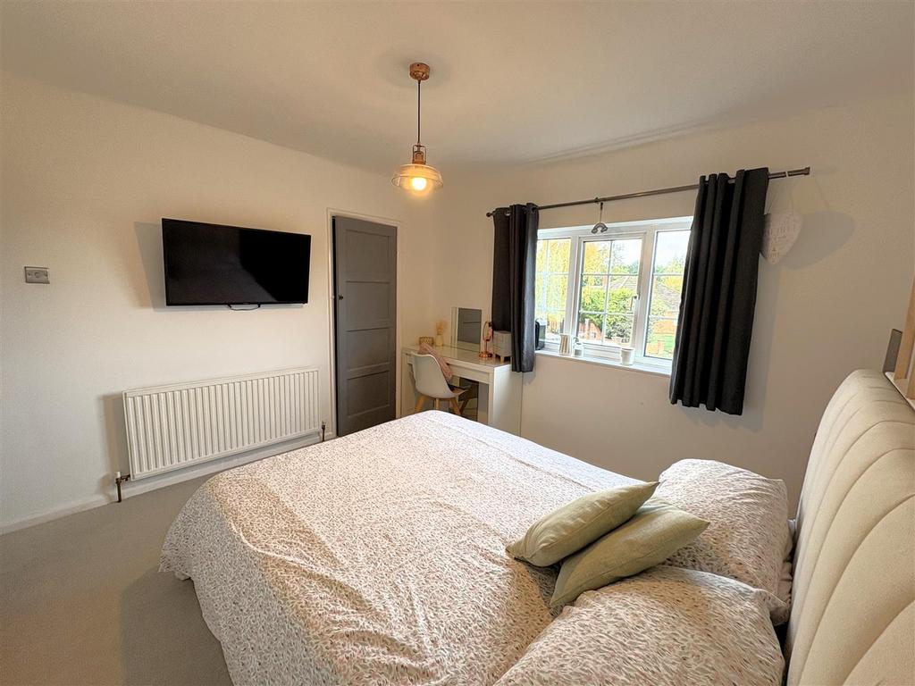 Bedroom 1.jpg
